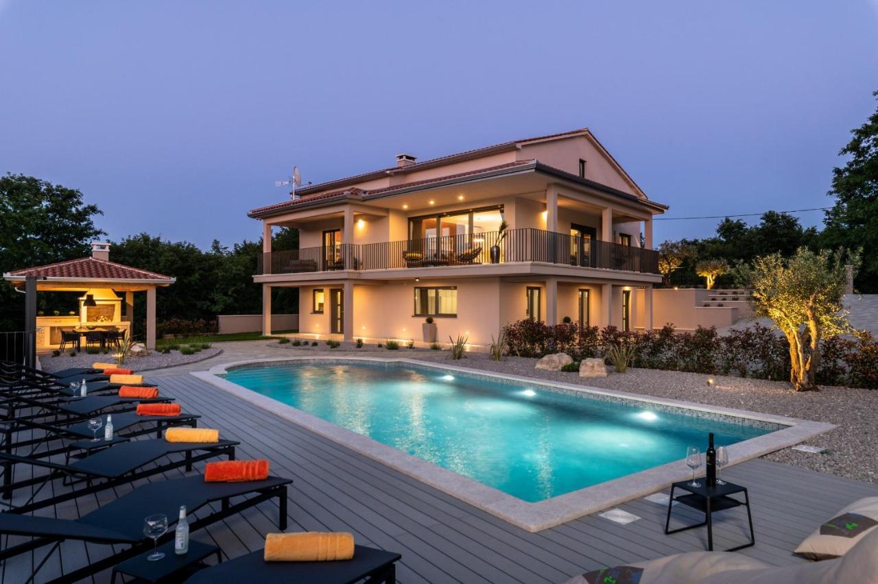 Luxury Villa Santa Cruz With Xl Pool And Jacuzzi Potpican Exterior photo