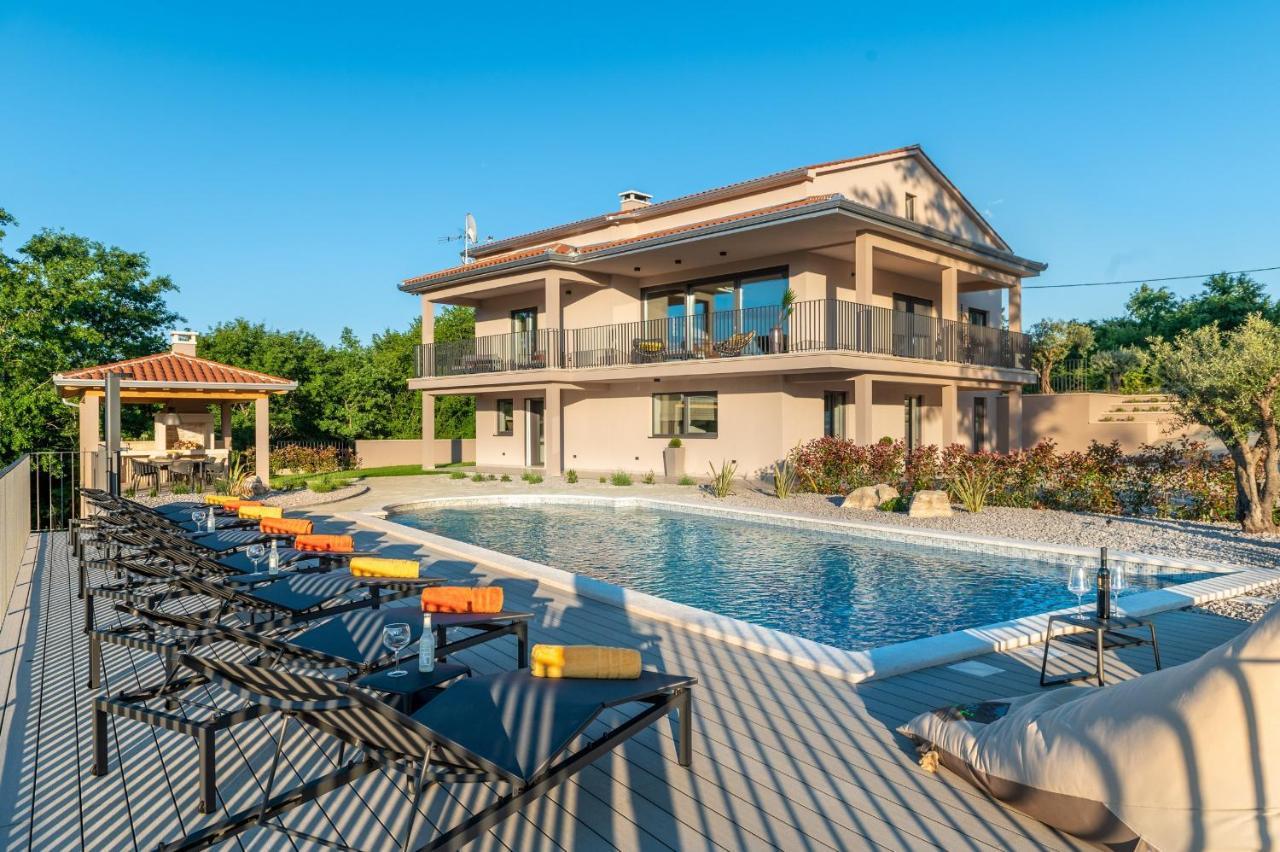 Luxury Villa Santa Cruz With Xl Pool And Jacuzzi Potpican Exterior photo